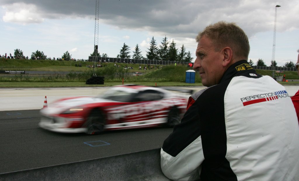 Claus Klostermann holdt godt øje med Tommy Laugesen - men målflaget så han ikke
(Foto: Henning Smed)